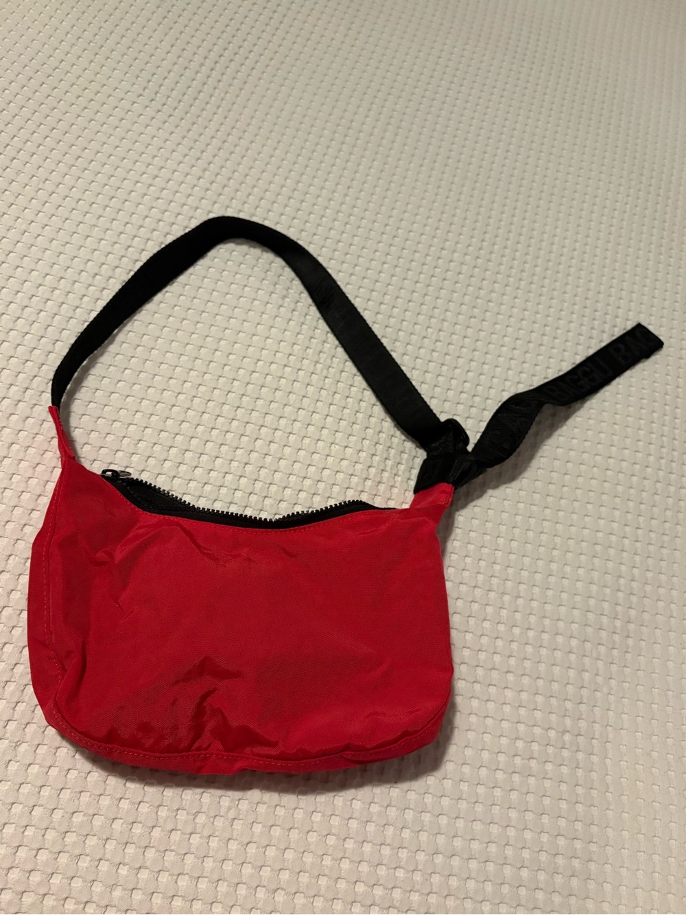 Baggu small crescent in Candy Apple